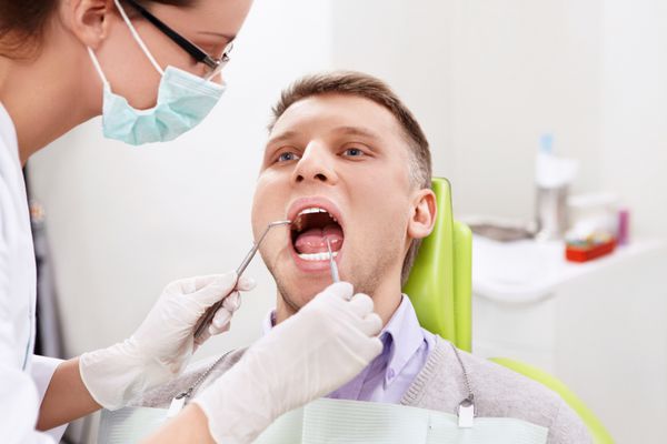 بیمار روی صندلی دندانپزشکی