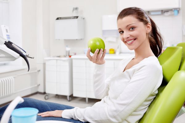 بیمار با سیب سبز در کلینیک