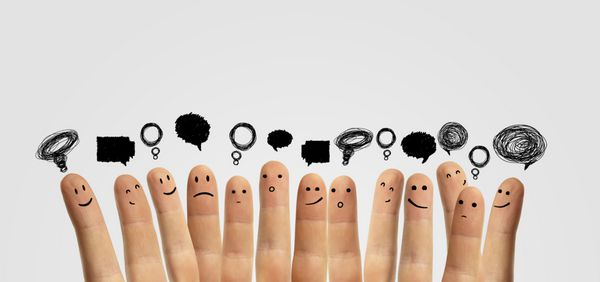 گروه شاد شکلک های انگشتی با علامت چت اجتماعی و حباب های گفتار انگشتان نشان دهنده یک شبکه اجتماعی