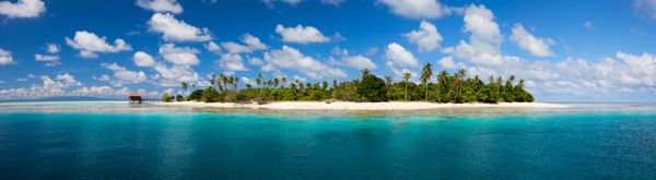 منظره ای از جزیره ایدیلی و آب فیروزه ای اقیانوس