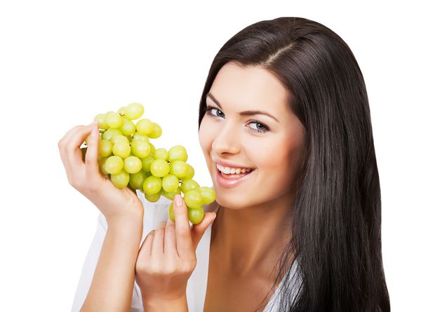 زن شاد و انگور سبز در پس زمینه سفید