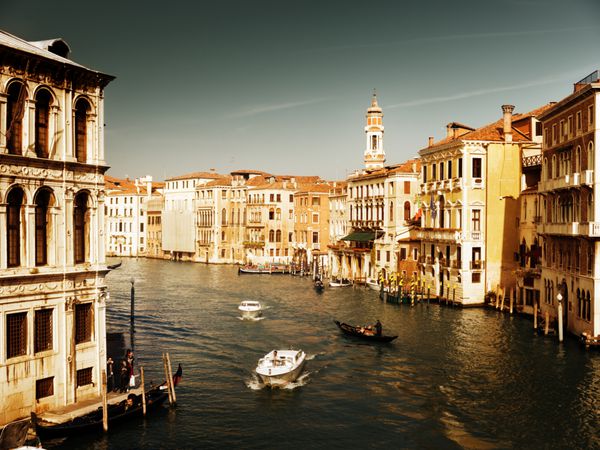 کانال بزرگ در ونیز ایتالیا در زمان غروب آفتاب