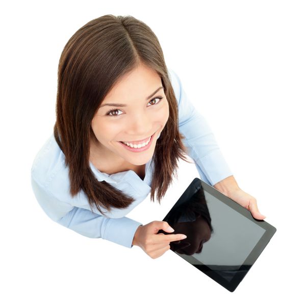 رایانه لوحی زن تجاری با استفاده از رایانه لوحی دیجیتالی شاد جدا شده در پس زمینه سفید مخلوط نژادی زیبا آسیایی