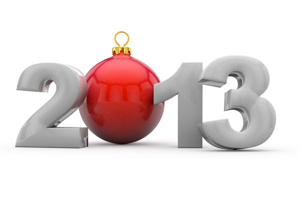 سال 2013 با حروف سه بعدی با توپ قرمز درخت کریسمس به عنوان صفر