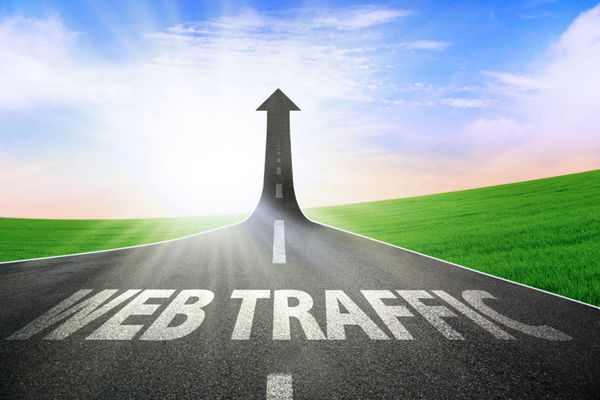 جاده ای که به پیکانی تبدیل می شود که به سمت بالا می رود و نماد رشد و بهبود ترافیک وب است