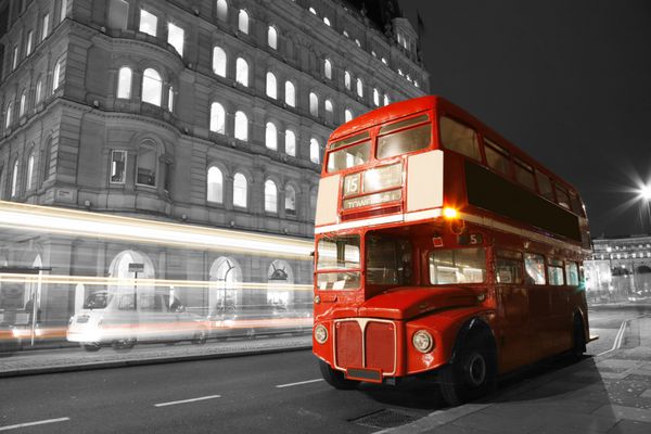 مسیر اتوبوس مستر در خیابان لندن Route Master Bus نمادین ترین نماد لندن و همچنین تاکسی های سیاه لندن است