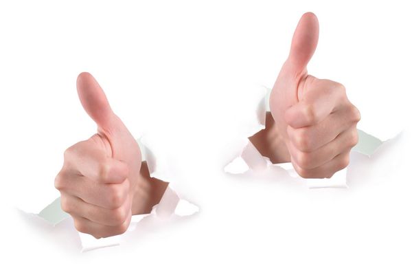دو دست کاغذ سفید را پاره می کنند و شست را برای تایید بالا می آورند از آن برای یک فن دستاورد یا مفهوم ارتباطی استفاده کنید