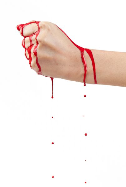 دستی خون آلود که مشتی را با خونی که روی سفید می‌چکد می‌کند