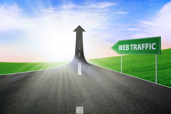جاده ای که به پیکانی تبدیل می شود که به سمت بالا می رود با علامت جاده ترافیک وب که نماد راه بهبود ترافیک وب است