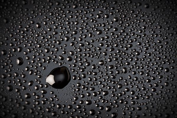 قطرات آب در پس زمینه سیاه با فوکوس در مرکز