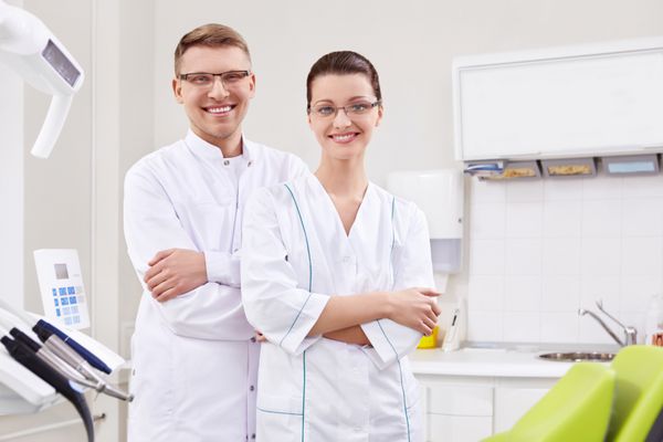 دندانپزشکان در فرم در کلینیک