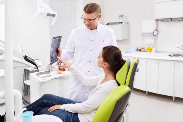بیمار دندانپزشک رادیوگرافی را نشان می دهد