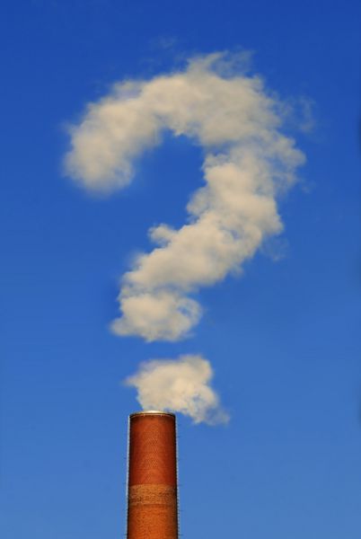 دودکش کارخانه قسمتی از دودکش کارخانه با دود در حال افزایش به شکل علامت سوال در زیر آسمان آبی