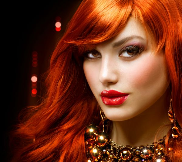 پرتره دختر با موهای قرمز مد جواهر سازی