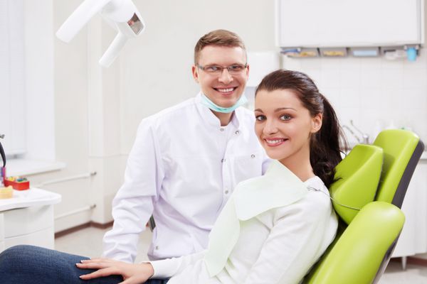 بیمار در پذیرش در دندانپزشک