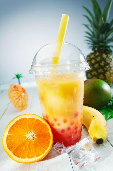اسموتی میوه گرمسیری چای حبابدار سالم با ترکیب موز انبه آناناس و پرتقال
