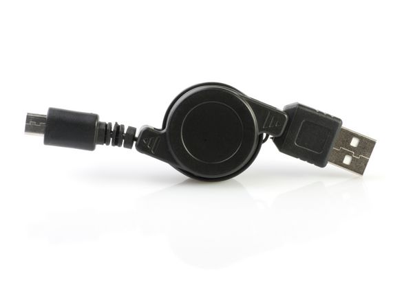 USB و mini USB در پس زمینه سفید