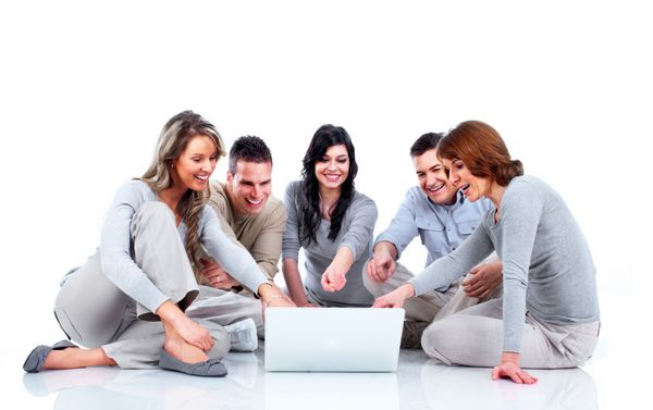 گروهی از افراد با کامپیوتر لپ تاپ با زمینه سفید مجزا شده است