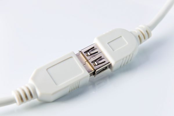 کابل USB در پس زمینه بازتابنده سفید عکس ماکرو تمرکز بر روی یک مرکز