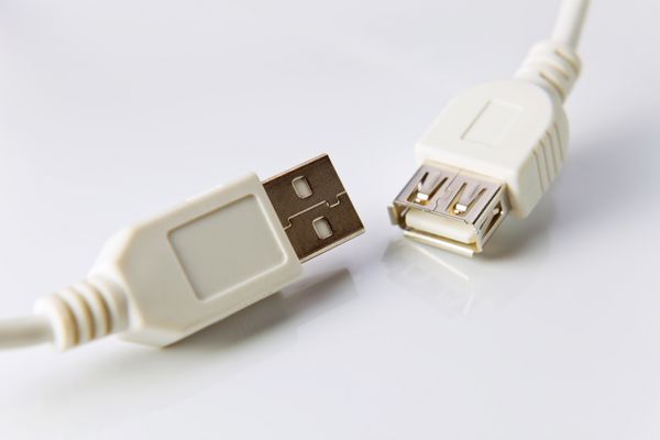 کابل USB در پس زمینه بازتابنده سفید شات ماکرو