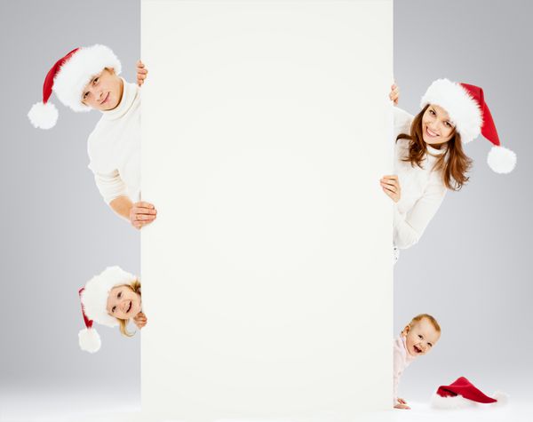 خانواده شاد با کلاه بابانوئل برای تبلیغات کریسمس خوب است