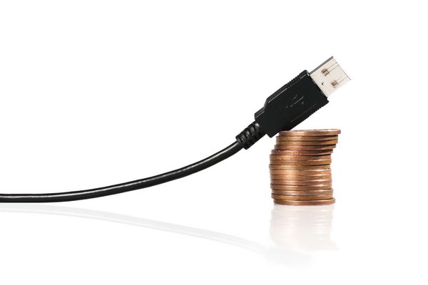 کابل USB به شکل نمودار که توسط پشته ای از سکه ها پشتیبانی می شود