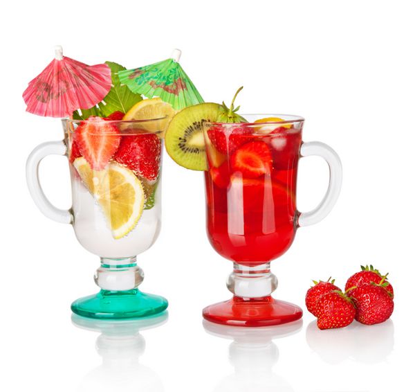 کوکتل نوشیدنی میوه ای و توت فرنگی قرمز جدا شده در پس زمینه سفید