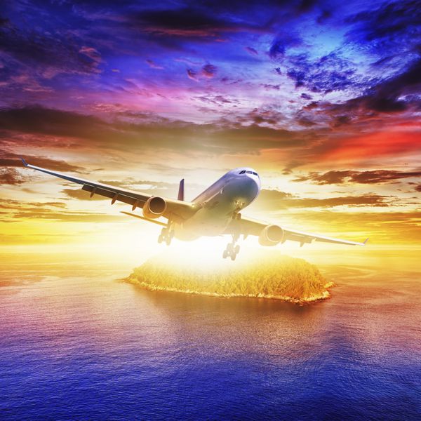 هواپیمای جت بر فراز جزیره گرمسیری در زمان غروب آفتاب ترکیب مربع