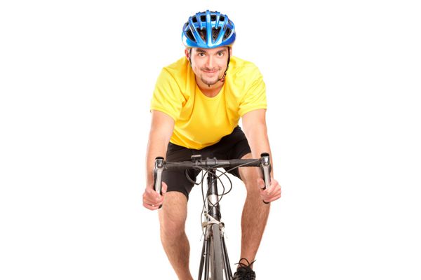 یک دوچرخه سوار خندان با پیراهن زرد که روی دوچرخه ای جدا شده در پس زمینه سفید ژست گرفته است