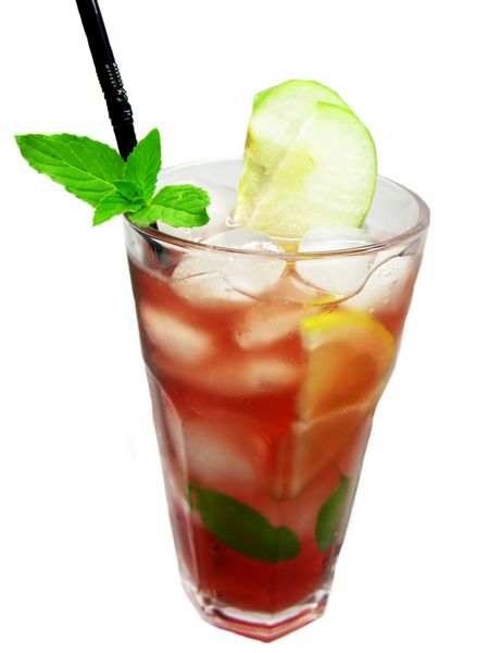 نوشیدنی کوکتل پانچ میوه قرمز با لیمو گیلاس و یخ