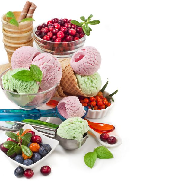 بستنی مرزی با توت های تازه با فضای کپی جدا شده روی سفید