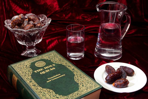 خرما و آب غذاهای سنتی برای افطار آخر هر روز در ماه رمضان