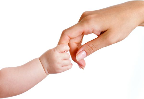 دست های نوزاد و مادر جدا شده روی سفید