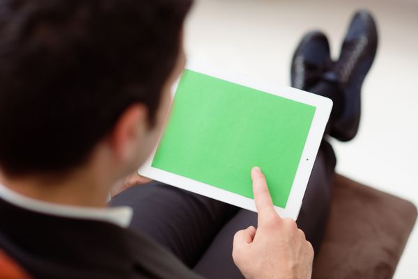 مرد تجاری با استفاده از رایانه لوحی دیجیتال با صفحه سبز برای اینترنت و ایمیل