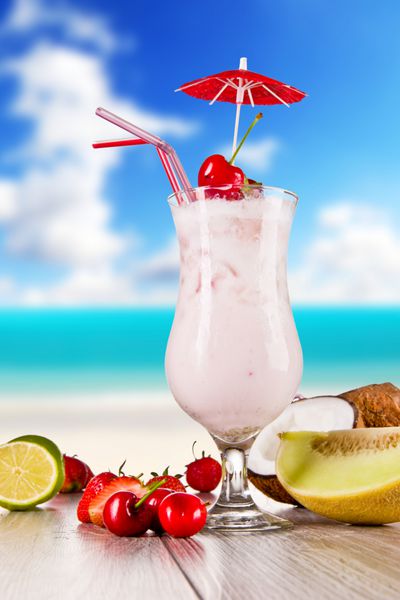 نوشیدنی تابستانی با ساحل تار در پس زمینه