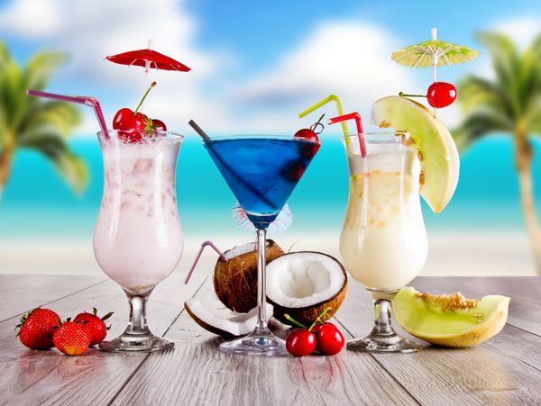 نوشیدنی های تابستانی با ساحل تار در پس زمینه