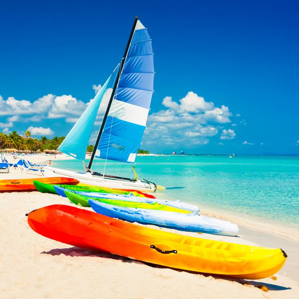 کایاک های رنگارنگ و قایق های بادبانی برای اجاره در ساحل زیبای Varadero در کوبا
