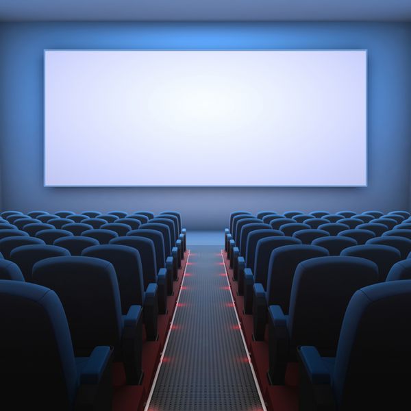 داخل سینما چند صندلی خالی منتظر فیلم روی پرده هستند متن یا تصویر شما روی صفحه سفید