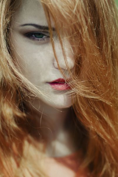 پرتره یک دختر زیبا با موهای قرمز