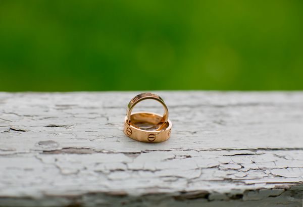 حلقه های ازدواج طلایی در فضای باز