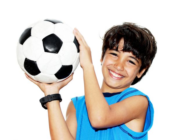 پسر ناز در حال بازی فوتبال کودک شاد دروازه بان نوجوان پسر جوان که از بازی ورزشی لذت می برد توپ در دست دارد پرتره ایزوله از یک نوجوان در حال لبخند زدن و سرگرمی فعالیت های کودکان فوتبالیست کوچک
