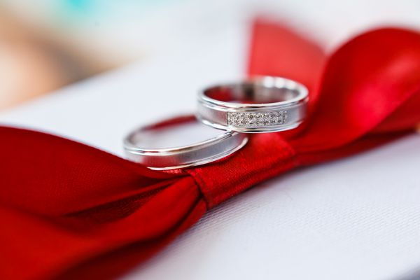 حلقه ازدواج طلا در رنگ قرمز