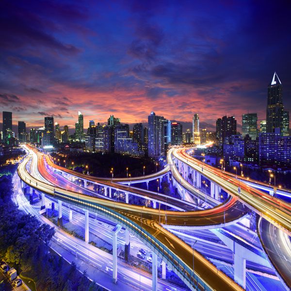 شهر شانگهای در غروب آفتاب با مسیرهای نورانی