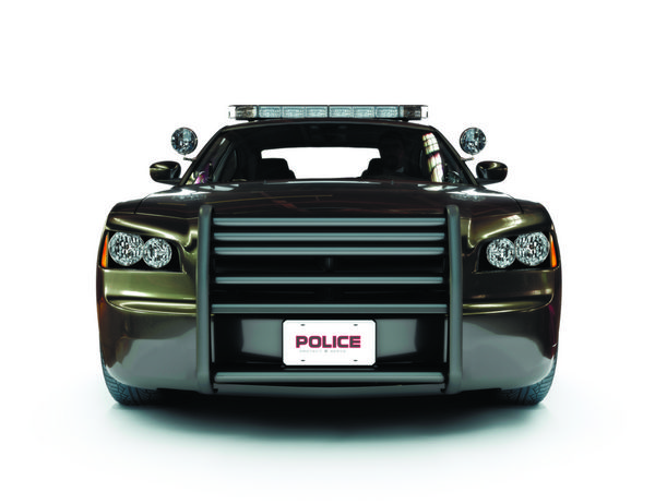 ماشین مدرن پلیس در زمینه سفید نسخه شب با چراغ های تاکتیکی نیز موجود است