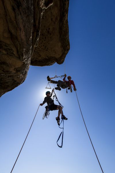 تیم کوهنوردی برای رسیدن به قله یک کوه سنگی چالش برانگیز تلاش می کند