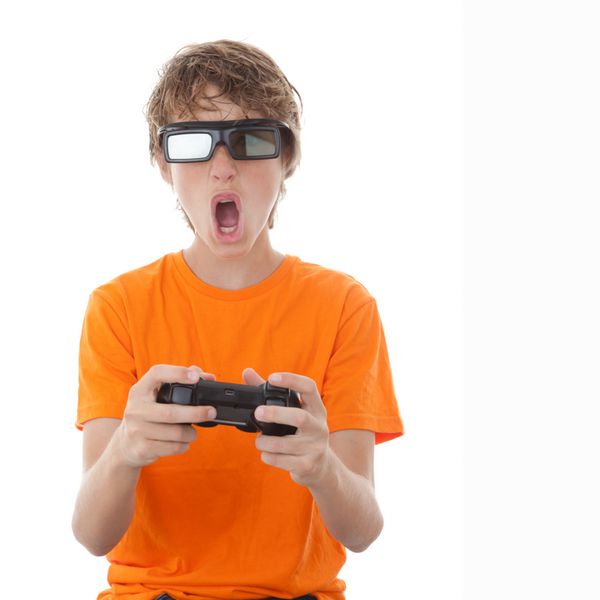 کودک در حال بازی ویدیویی با عینک سه بعدی