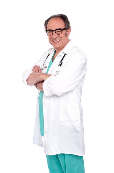 پرتره جراح مرد خندان با بازوهای ضربدری جدا شده روی سفید