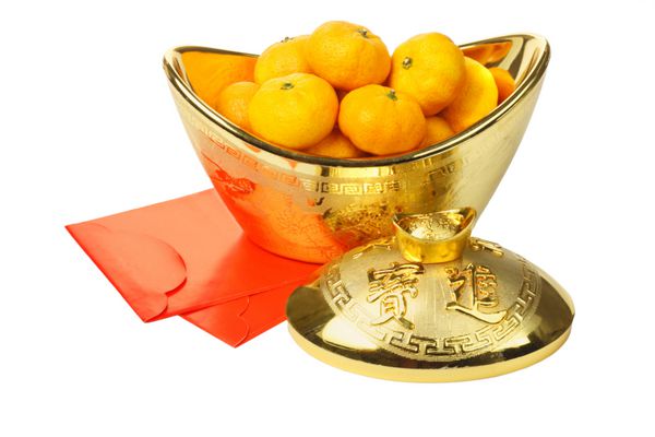 پرتقال ماندارین سال نو چینی در ظرف شمش طلا و بسته های قرمز در زمینه سفید