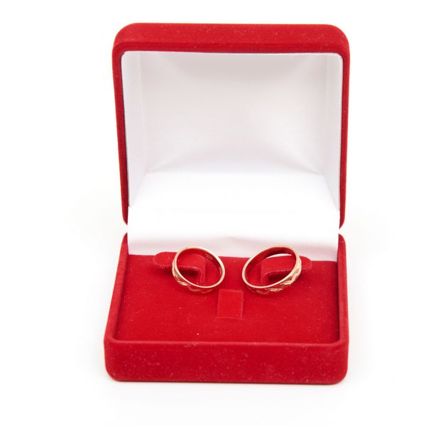 حلقه های عروسی روی جعبه قرمز جدا شده روی سفید