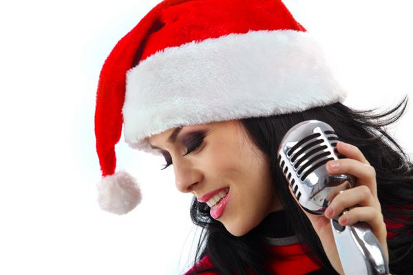خواننده کریسمس در مقابل میکروفون ایستاده است جدا شده بر روی پس زمینه سفید